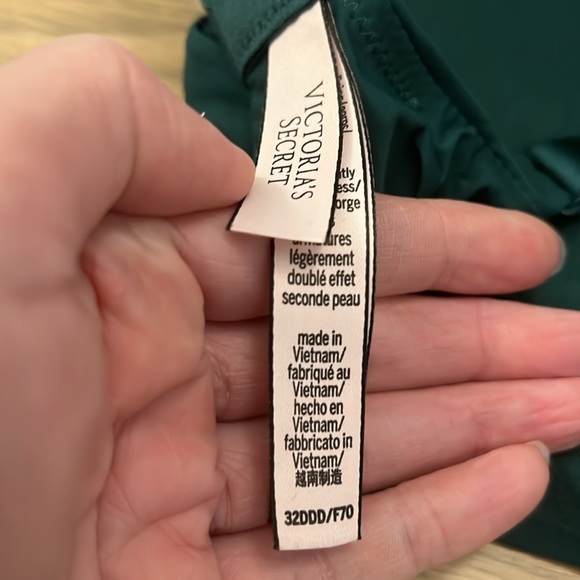 3 for 20$ Victoria’s Secret wireless bra with sparkle accent straps - Picture 3 of 3